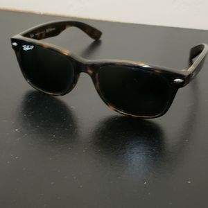 Ray-Ban wayfarer polarized RB2132